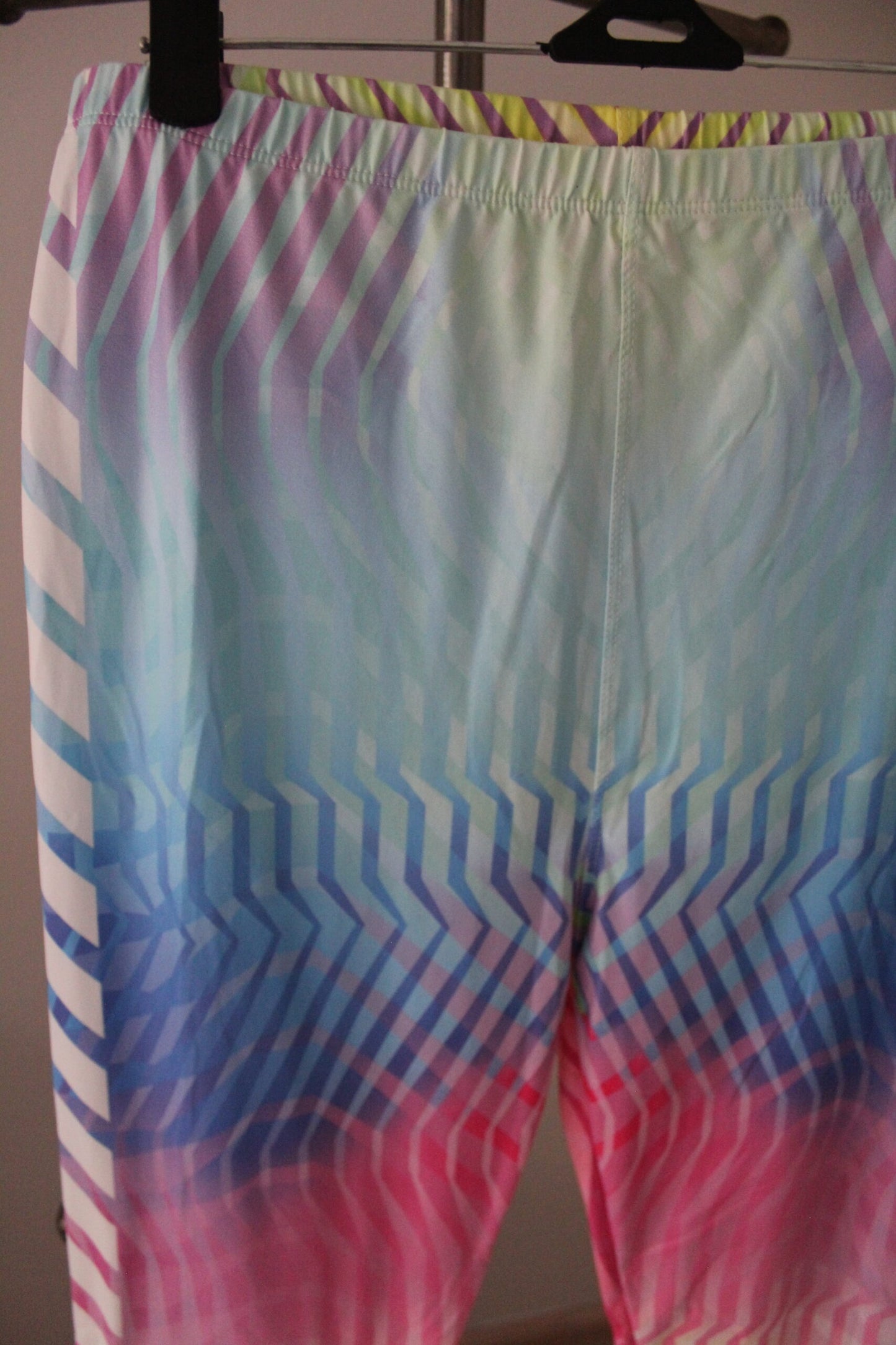 Holographic White Arrows Leggings | Hoko Active