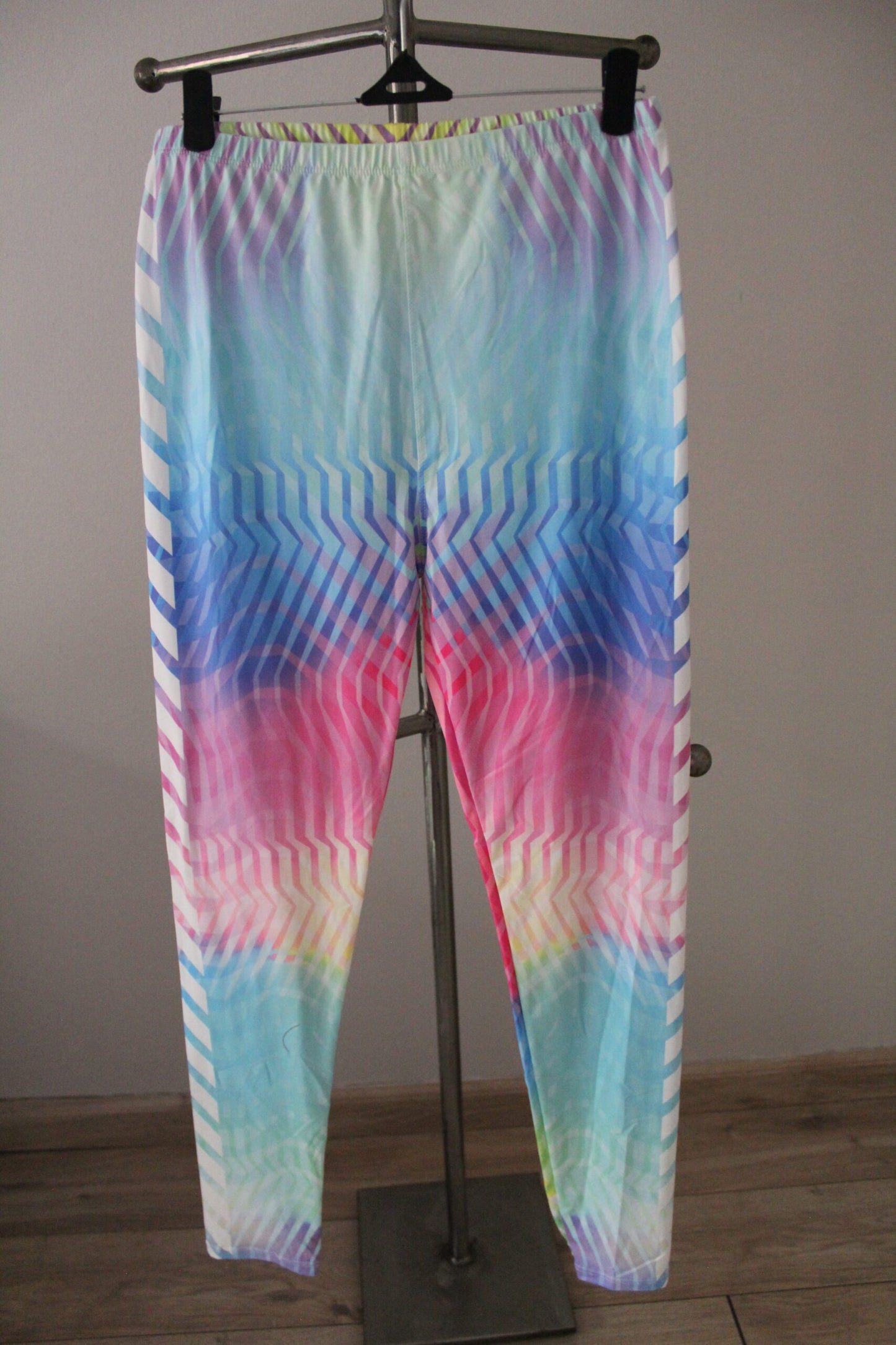 Holographic White Arrows Leggings | Hoko Active